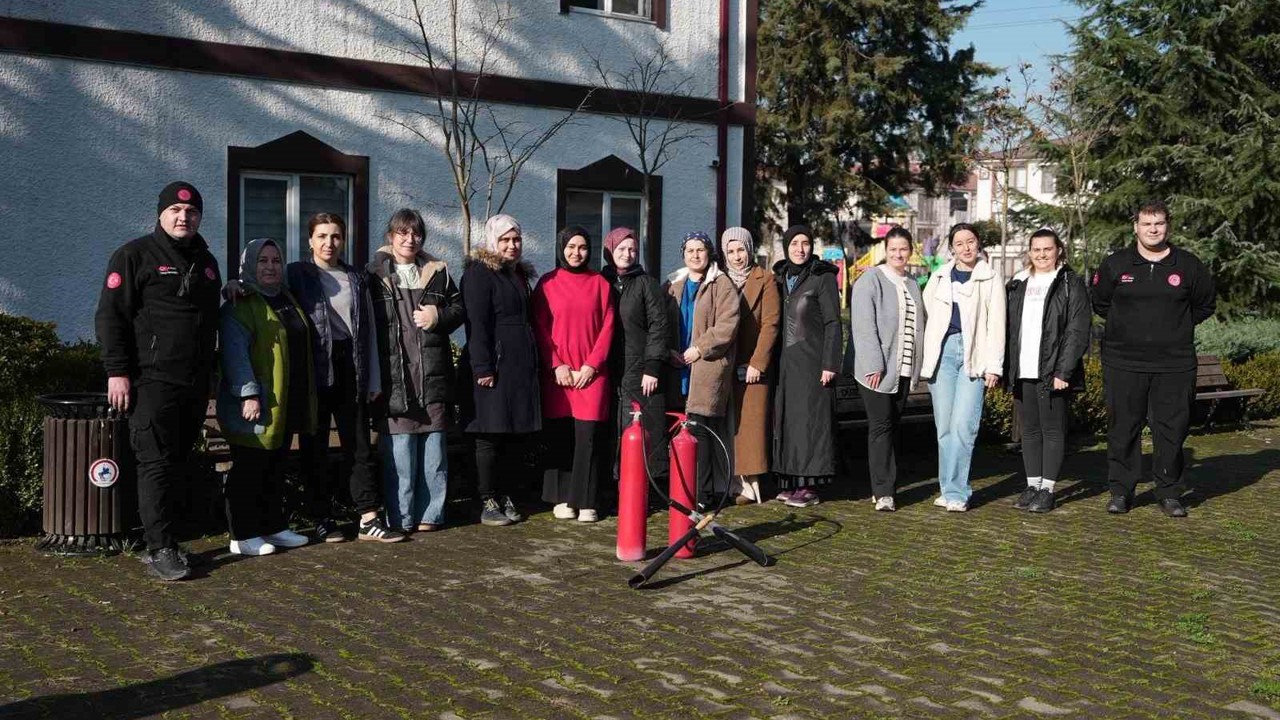 Yangına kadınlar yangın tüpüyle müdahale etti
