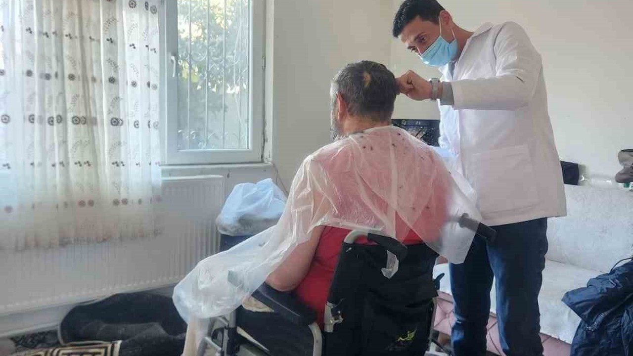 Balıkesir’de ’yakın berber’ uygulaması: İlçe ilçe dolaşarak hizmete devam ediyor
