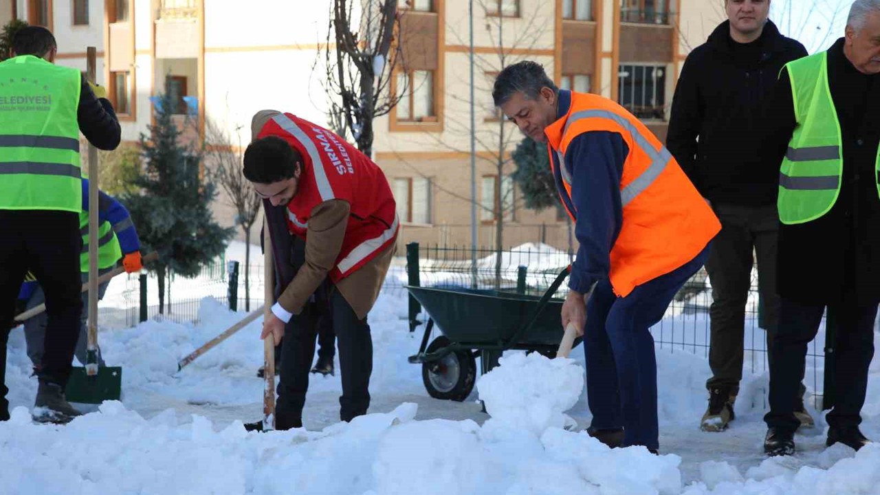 Şırnak’ta kar temizliğinde araç engeli
