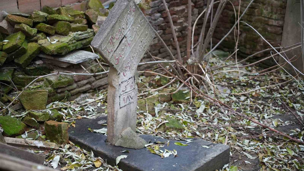 Edirne’de ilginç manzara: Osmanlı dönemi kabri apartman bahçesinde kaldı
