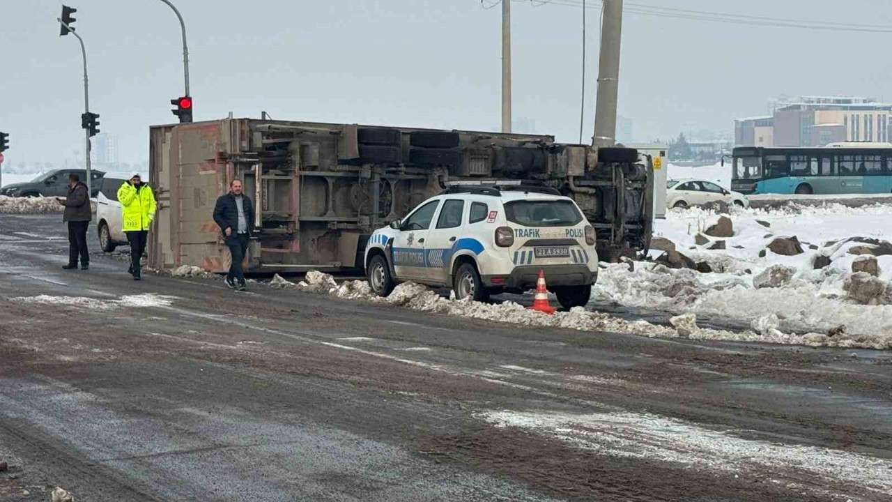 Seyir halindeki tır kayganlaşan yolda devrildi
