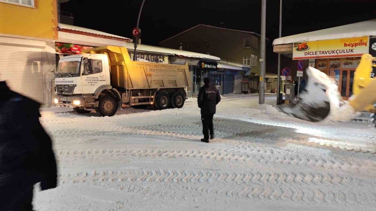Diyadin’de ekiplerin karla mücadele mesaisi
