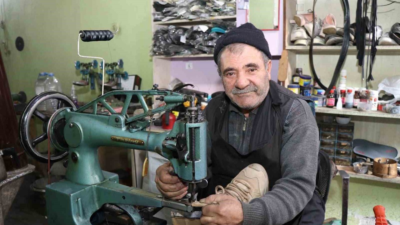 Kış geldi, ayakkabı tamircilerinin işleri açıldı
