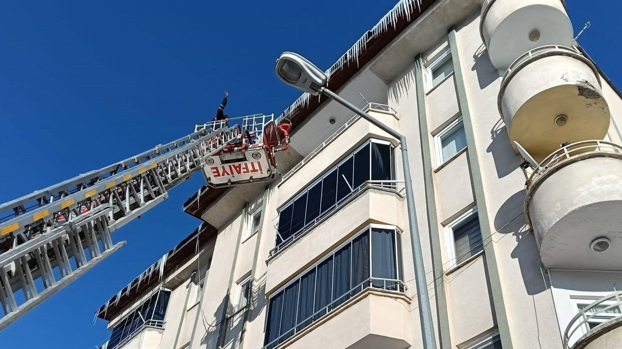 Bayburt’ta buz sarkıtları temizleniyor
