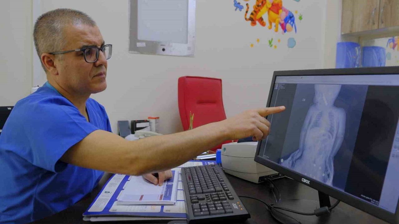 Karaman’da boğazına kumanda pili kaçan bebek ölümden döndü
