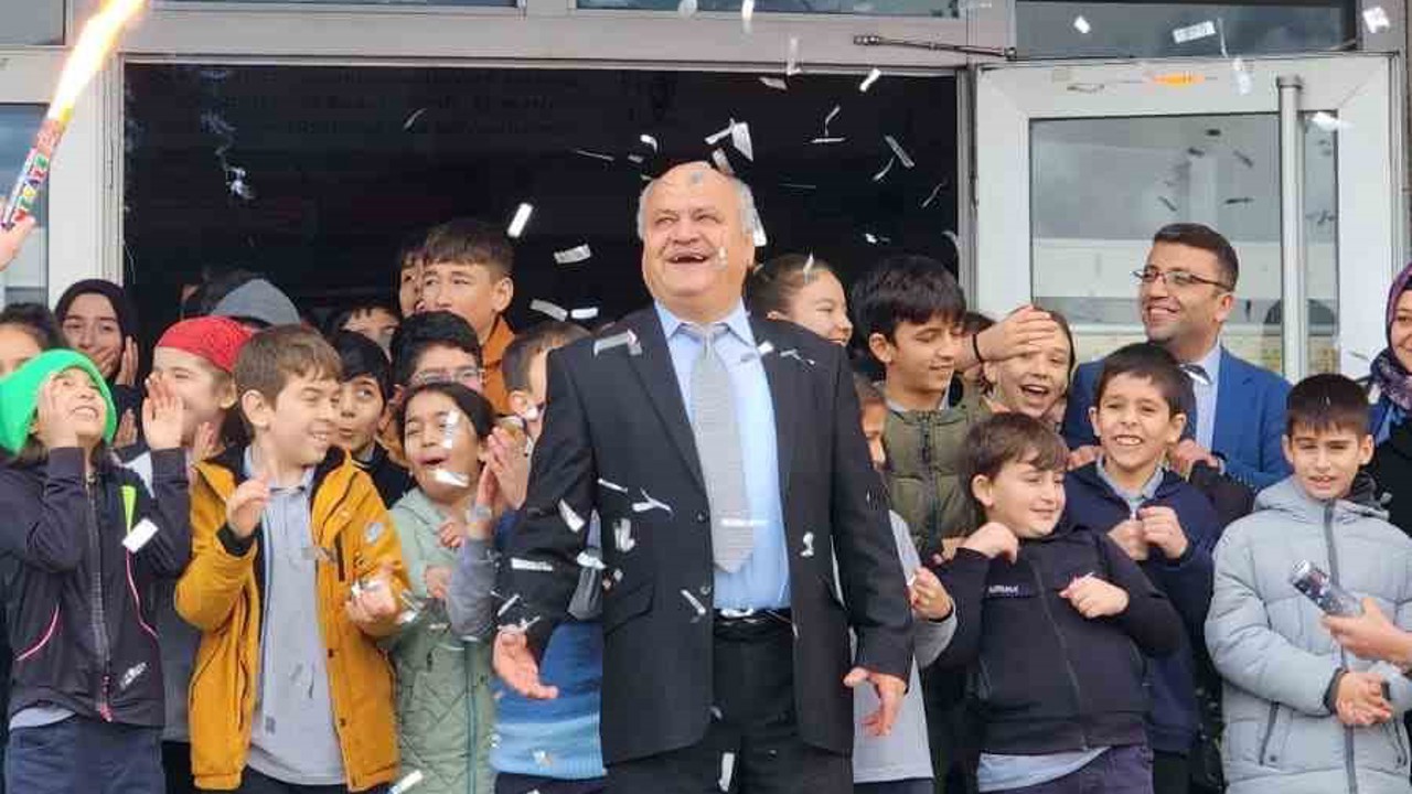 47 yıllık eğitimci alkışlarla mesleğine veda etti
