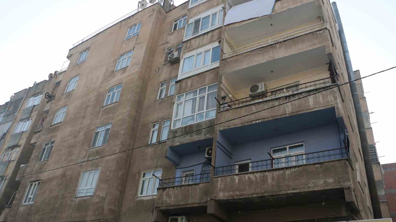 Diyarbakır’da kolonu çatlayan bina sakinleri hırsızlar için nöbet tutuyor
