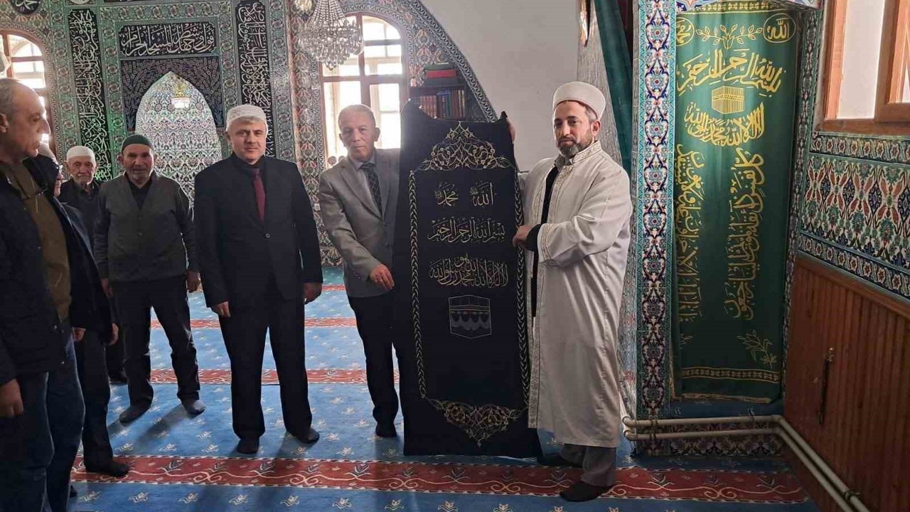 Tarihi Büğdüz Mahalle Camii’nin geleneksel motiflerle işlenen minber örtüsü yenilendi
