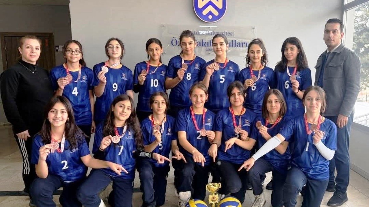 Atatürk Üniversitesi Vakıf Okulları küçük kızlar voleybol takımı il üçüncüsü oldu
