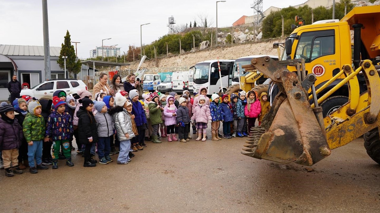 Minik öğrenciler Bilecik Belediyesi Atölye Birimi’ni gezdi
