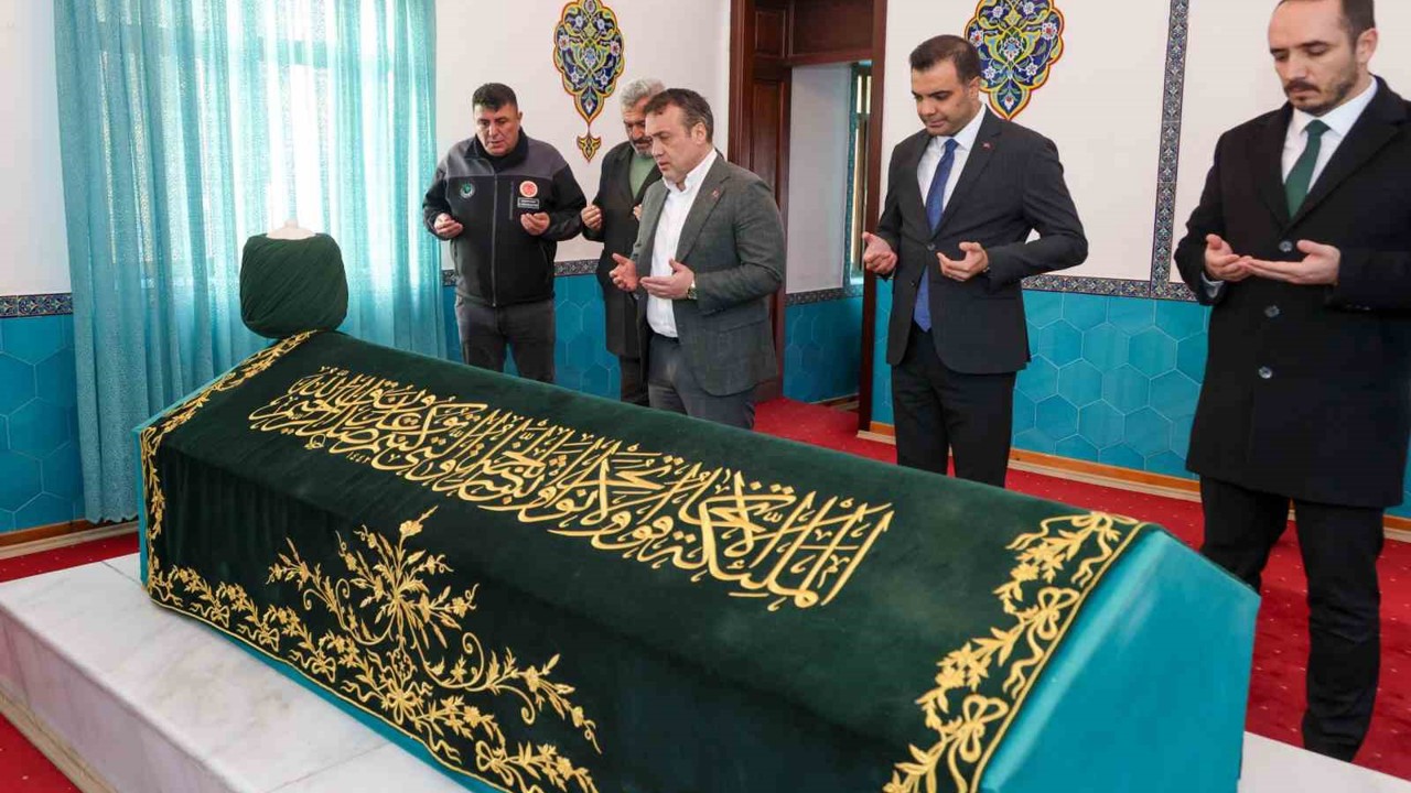 Vali Sözer, Dursun Fakıh Türbesi’nde incelemelerde bulundu
