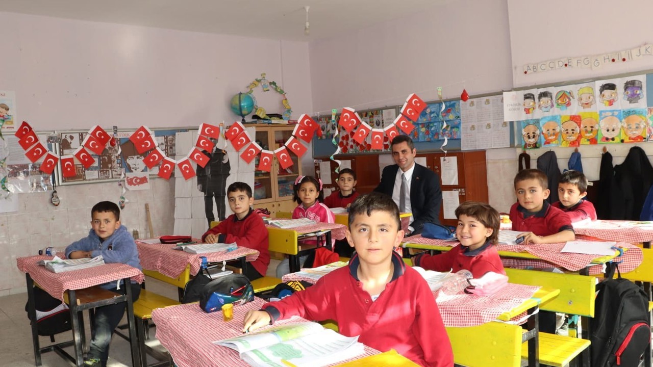 Kaymakam Yıldız, öğrencilerle ders işledi
