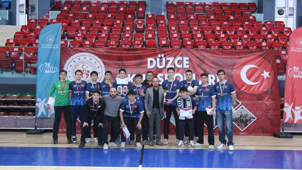 Genç erkekler futsal heyecanı sona erdi
