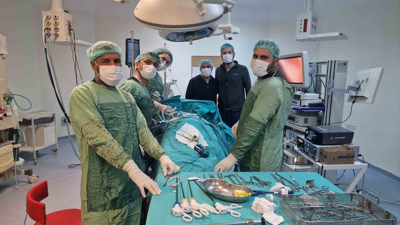 Şanlıurfa’da 10 santimetrelik böbrek kisti kapalı yöntemle alındı
