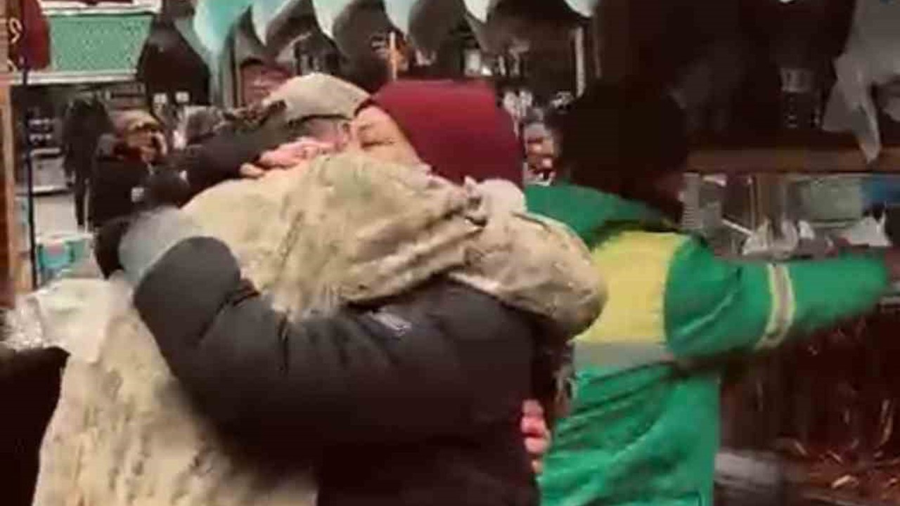 Askerde sandığı oğlunu karşısında gören anne duygulandı

