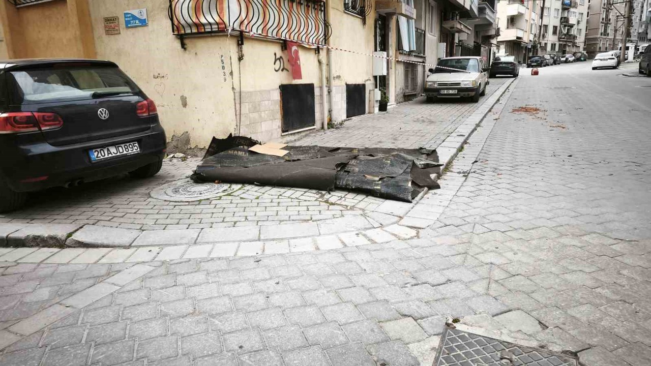 Denizli’de şiddetli rüzgar hayatı olumsuz etkiledi: çatılar uçtu, insanlar yürüyemedi
