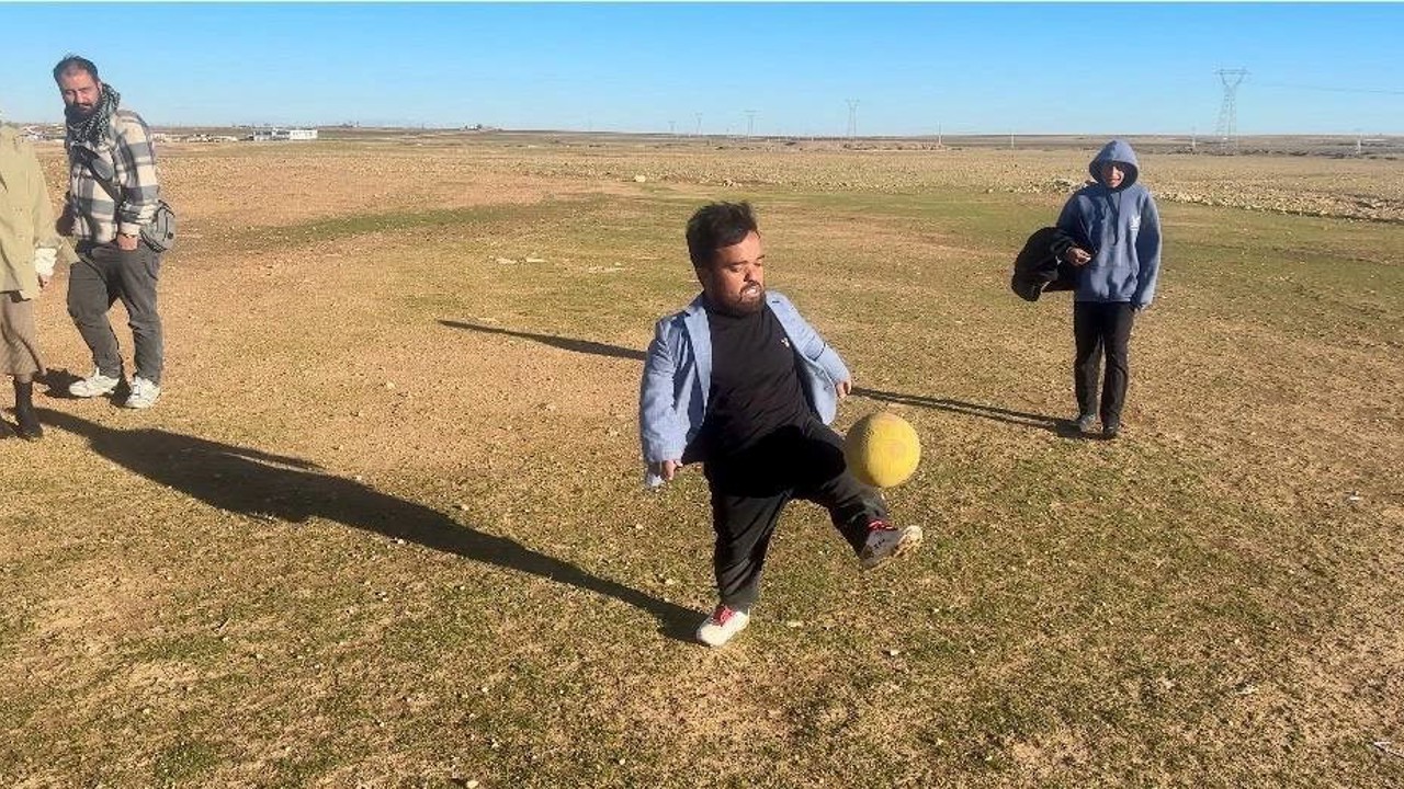 Boyu kısa ama yeteneği büyük: Mesafe tanımadan futbol topuyla her hedefi tutturuyor
