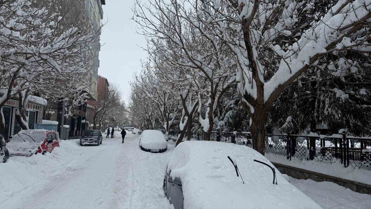 Patnos’ta kar ve dondurucu soğuk hayatı olumsuz etkiliyor
