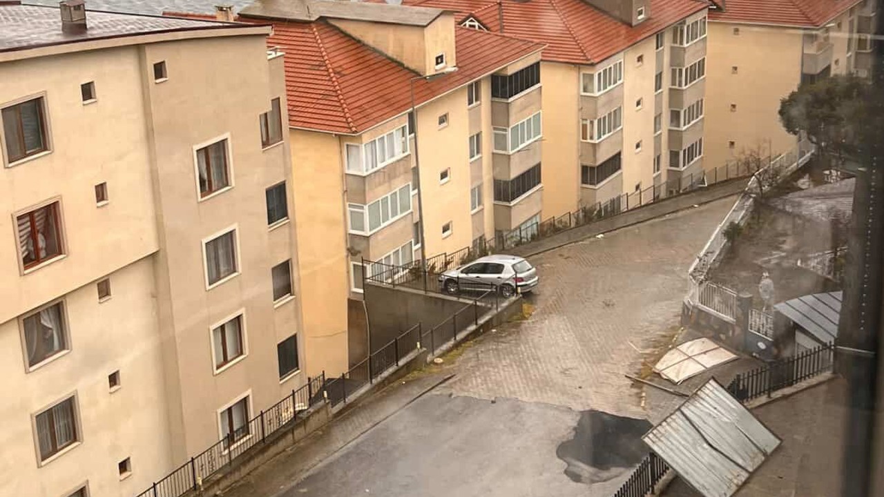 Gemlik’te şiddetli lodos sebebiyle çatılar bir bir uçtu
