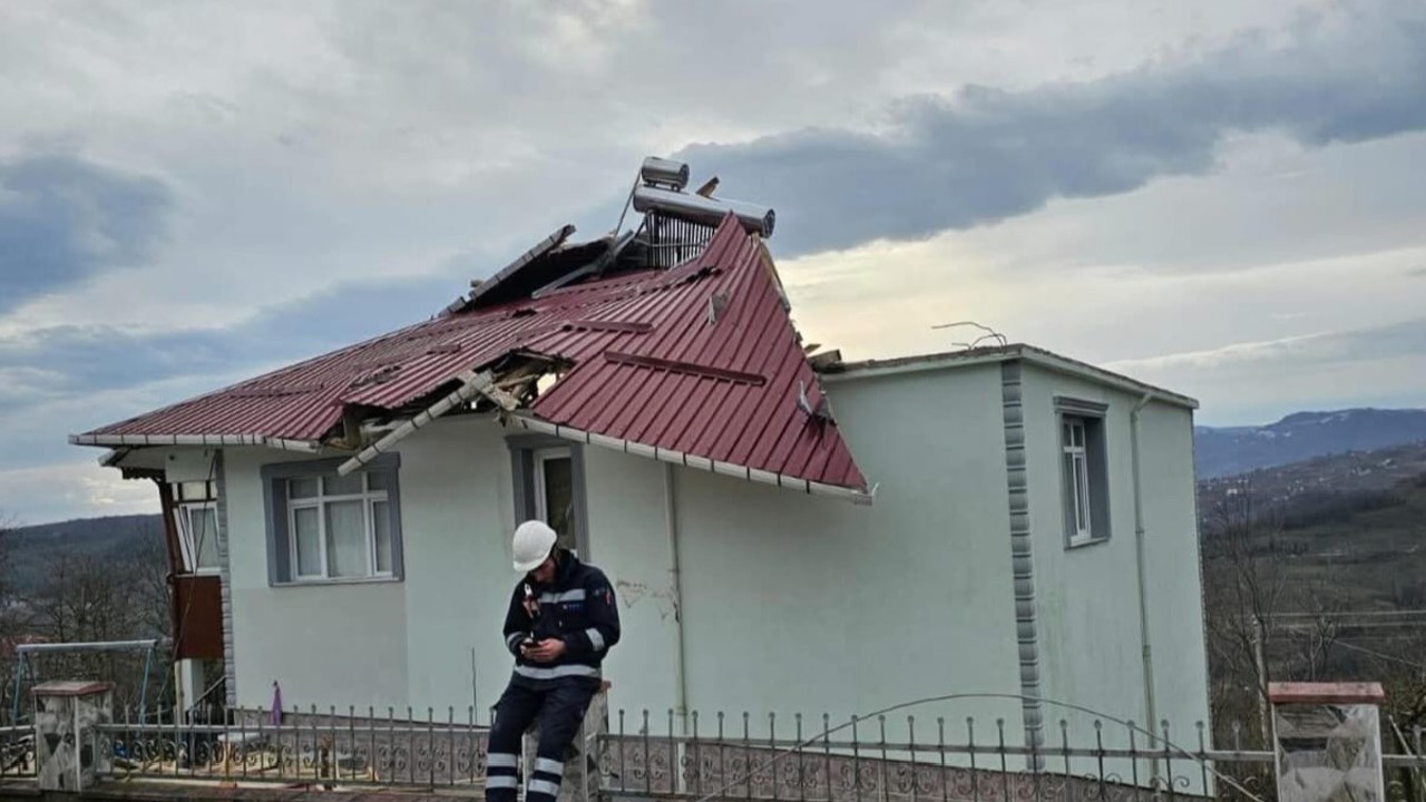 Ordu’da fırtına nedeniyle çatı uçtu, ağaç devrildi

