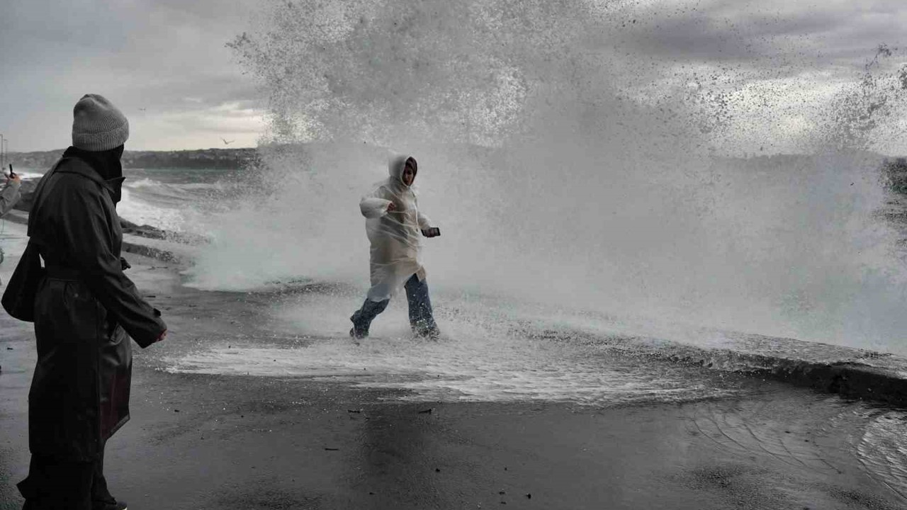 Şiddetli lodosa aldırış etmeden fotoğraf yarışına girdiler
