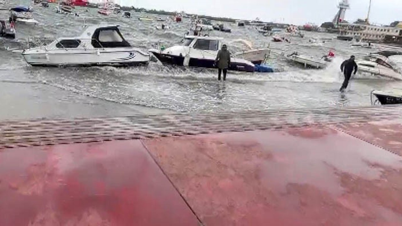 Tuzla’da fırtına alarmı: Deniz sahil yoluna taştı, tekneler zor anlar yaşadı
