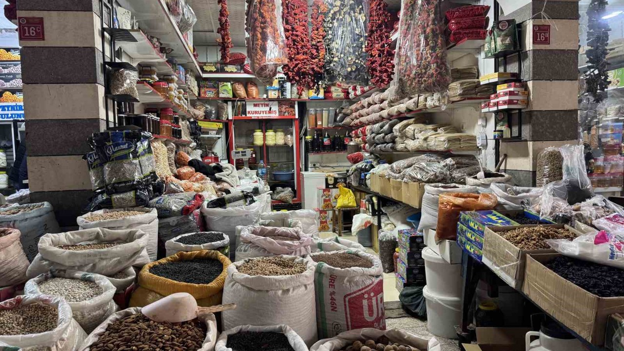 Kar yağışı vatandaşın kuru yemişe talebini arttırdı
