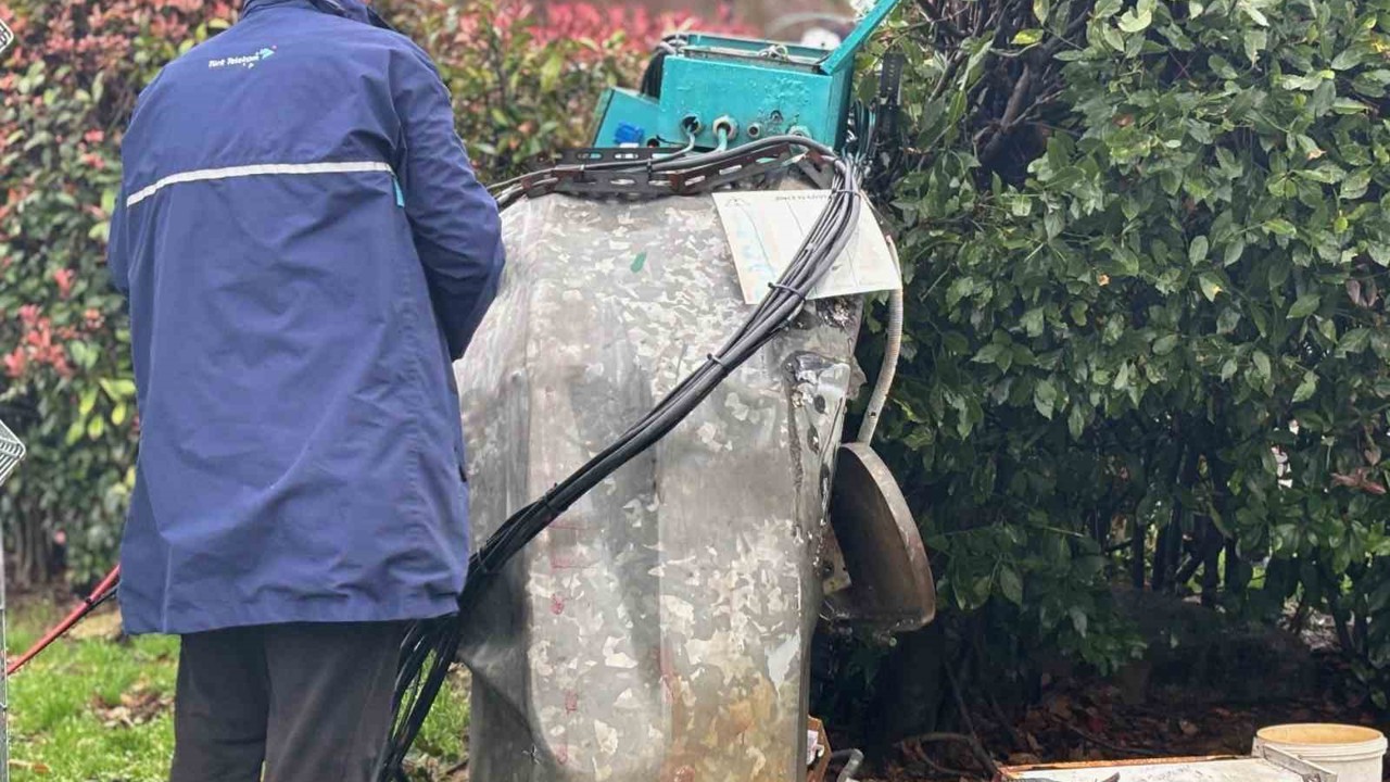Sarıyer’de fırtına etkili oldu: Baz istasyonu ve ağaç devrildi
