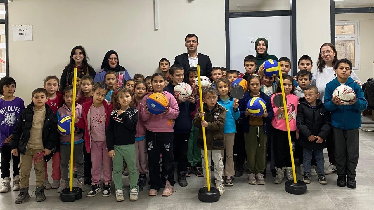 Okullara spor malzemesi desteği
