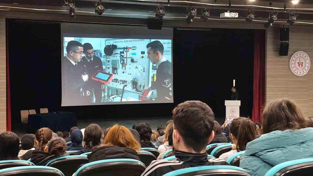 Düzceli öğrencilere askerlik mesleği ve MSÜ anlatıldı
