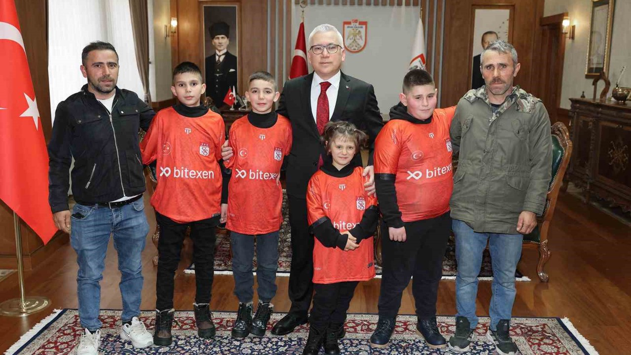 Vali Şimşek, kardan ‘Kız Kulesi’ yapan amca ve yeğenleri makamında ağırladı
