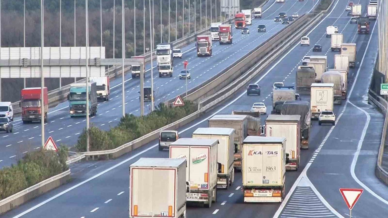 Kuzey Marmara Otoyolu’nda tırların lodosla imtihanı

