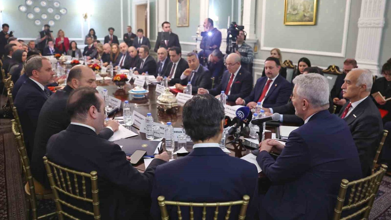 Bakan Bolat, Birleşik Krallık’ta faaliyet gösteren Türk iş adamlarıyla buluştu
