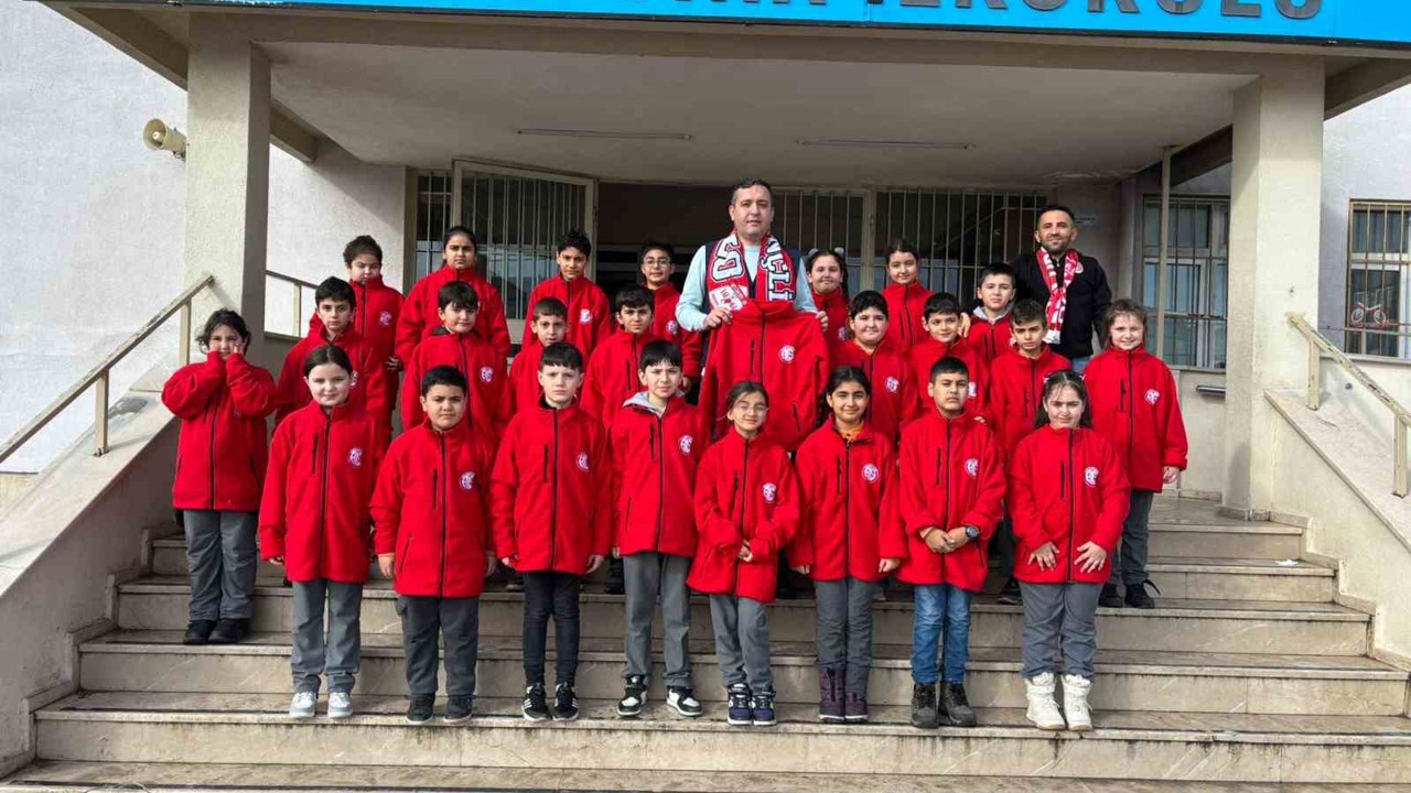 Antalyaspor’dan, Kapaklı’daki öğrencilere hediye
