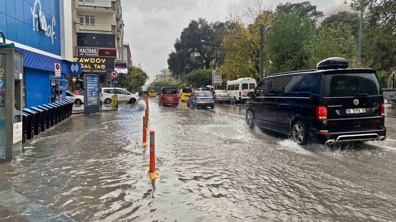 Antalya’da sağanak ve şiddetli rüzgar etkili oldu
