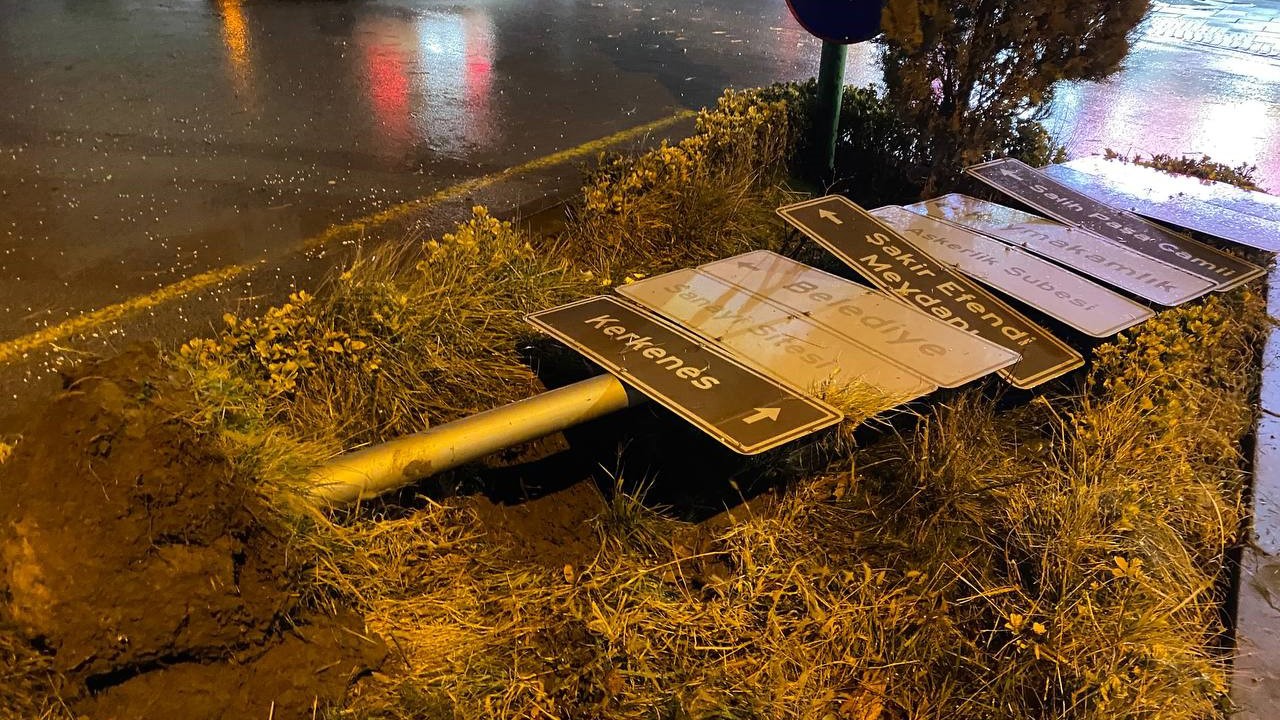 Yozgat’ta fırtına çatıları uçurdu
