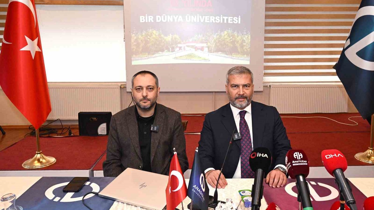 Anadolu Üniversitesi Rektörü Adıgüzel, basın mensuplarıyla buluştu
