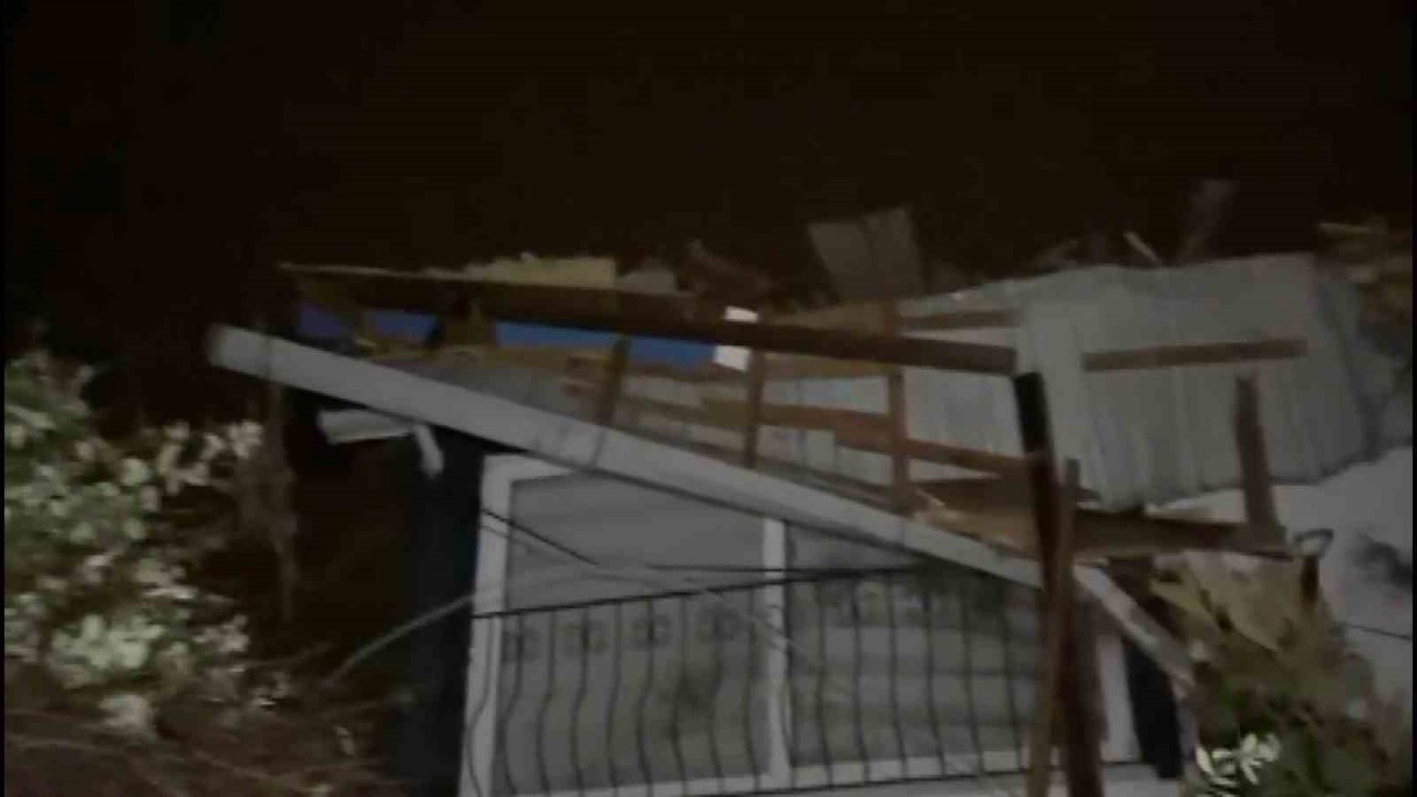 Samsun’da fırtına etkili oldu: Çatılar uçtu, ağaçlar devrildi
