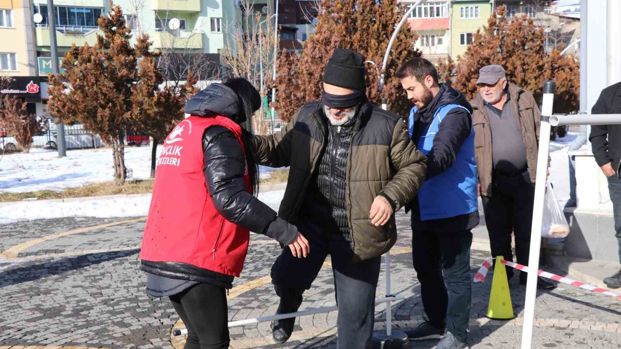 Beyaz bastonlarla engelleri aşmaya çalıştılar

