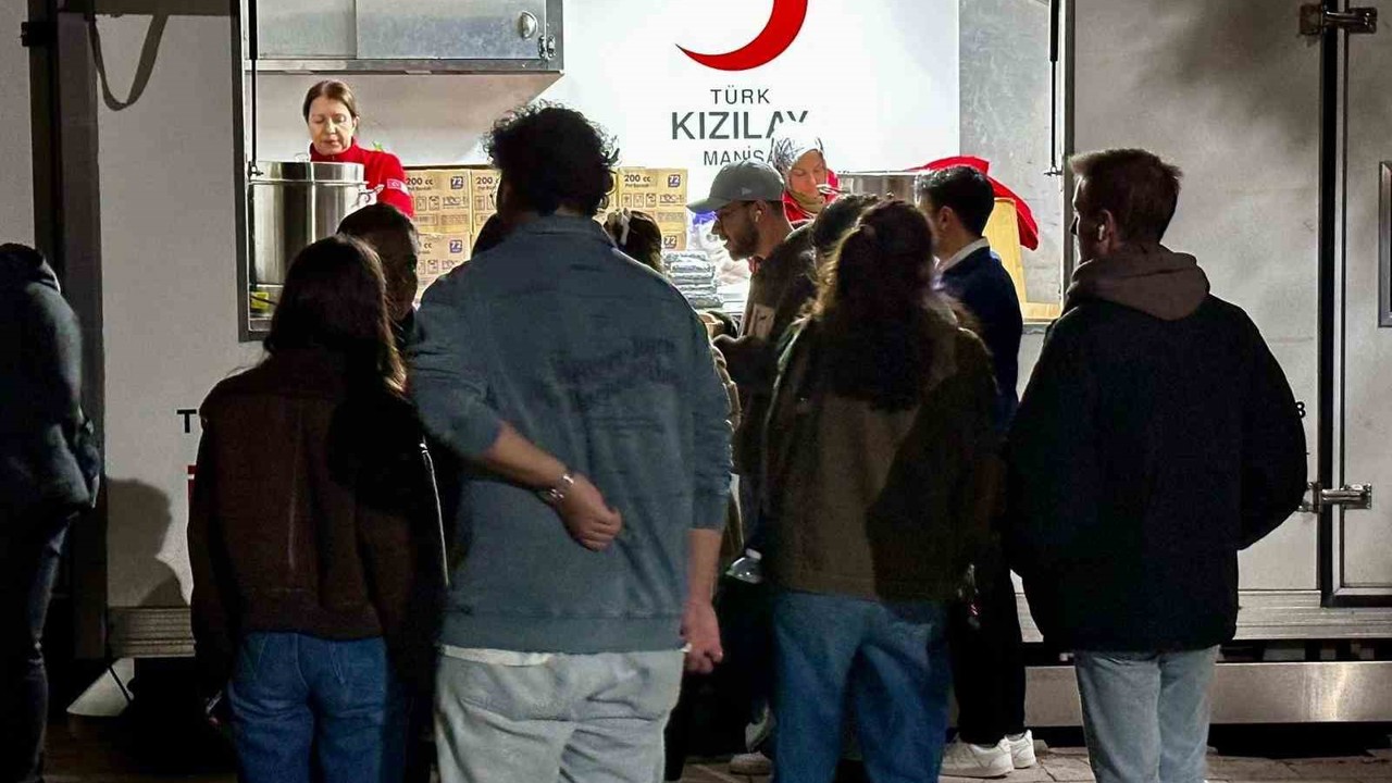 Türk Kızılay Manisa’dan öğrencilere 5 bin kişilik ikramlık
