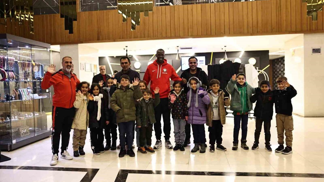 Senegalli futbolcu Mame Thiam, Dicle’de yenilettiği köy okulunun öğrencileriyle buluştu
