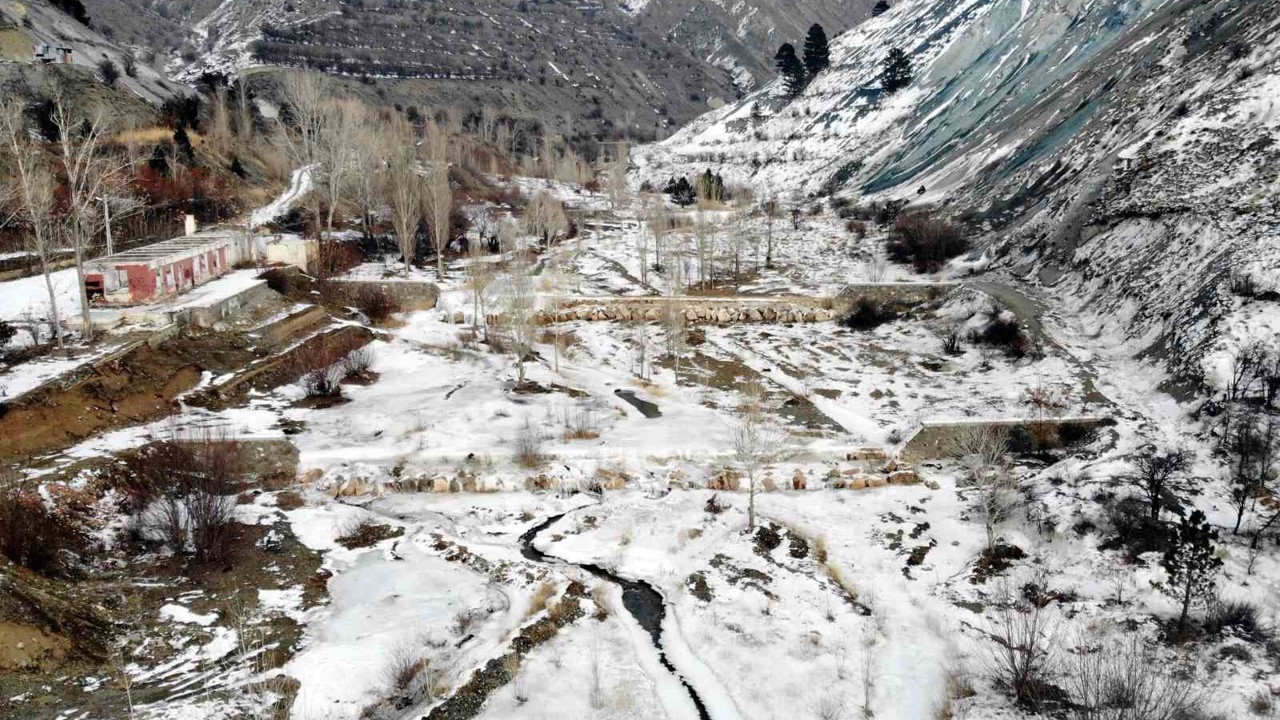 Erzincan’da kış sert yüzünü gösterdi: Doğa buzla kaplandı
