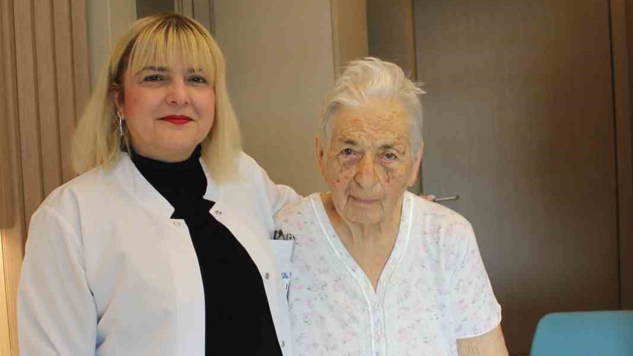 İnme geçiren 93 yaşındaki hasta akut tedaviyle ayağa kalktı

