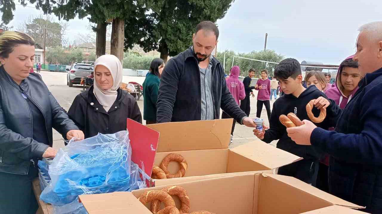 Kozan’da şehit aileleri ve gazilerden öğrencilere simit ikramı
