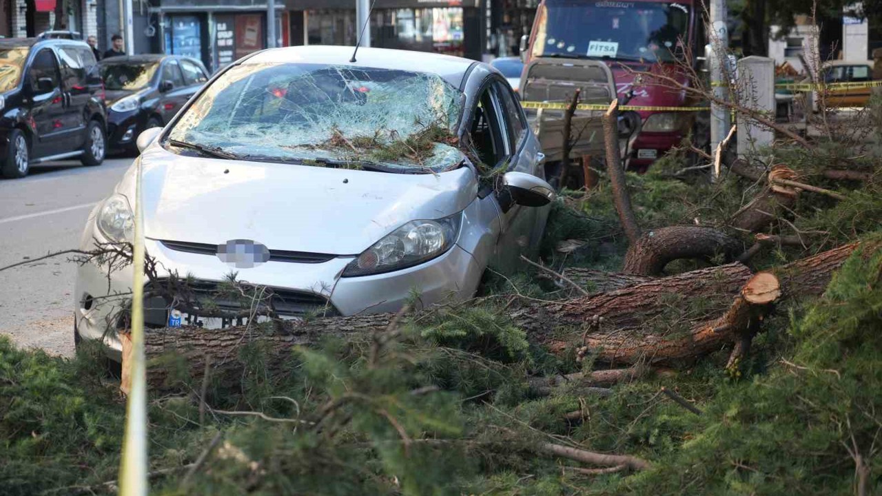 Samsun’da fırtına park halindeki otomobile zarar verdi, çatıları uçurdu
