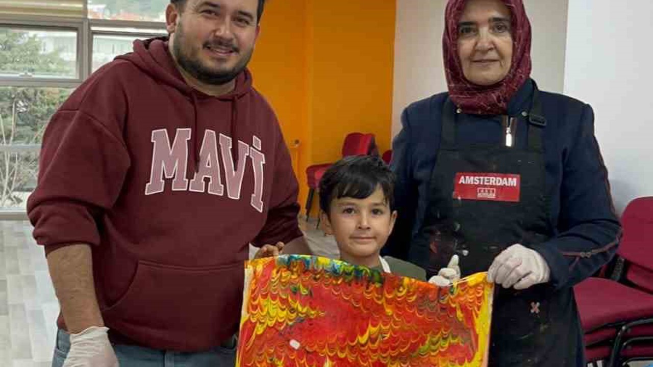 Muğla’da aileler ve çocuklar ebru sanatıyla renklerin yolculuğuna çıktı
