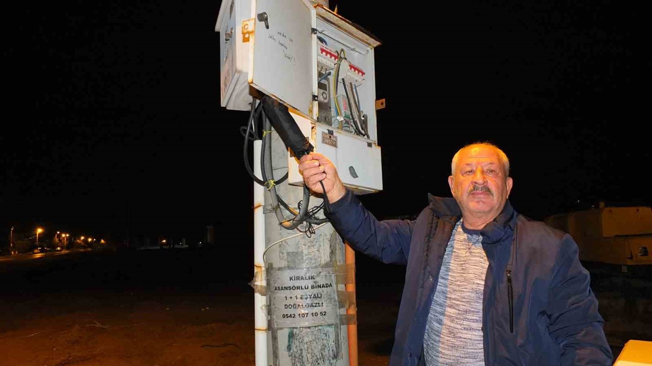 Burhaniye’ de açık kalan elektrik panoları tehlike saçıyor
