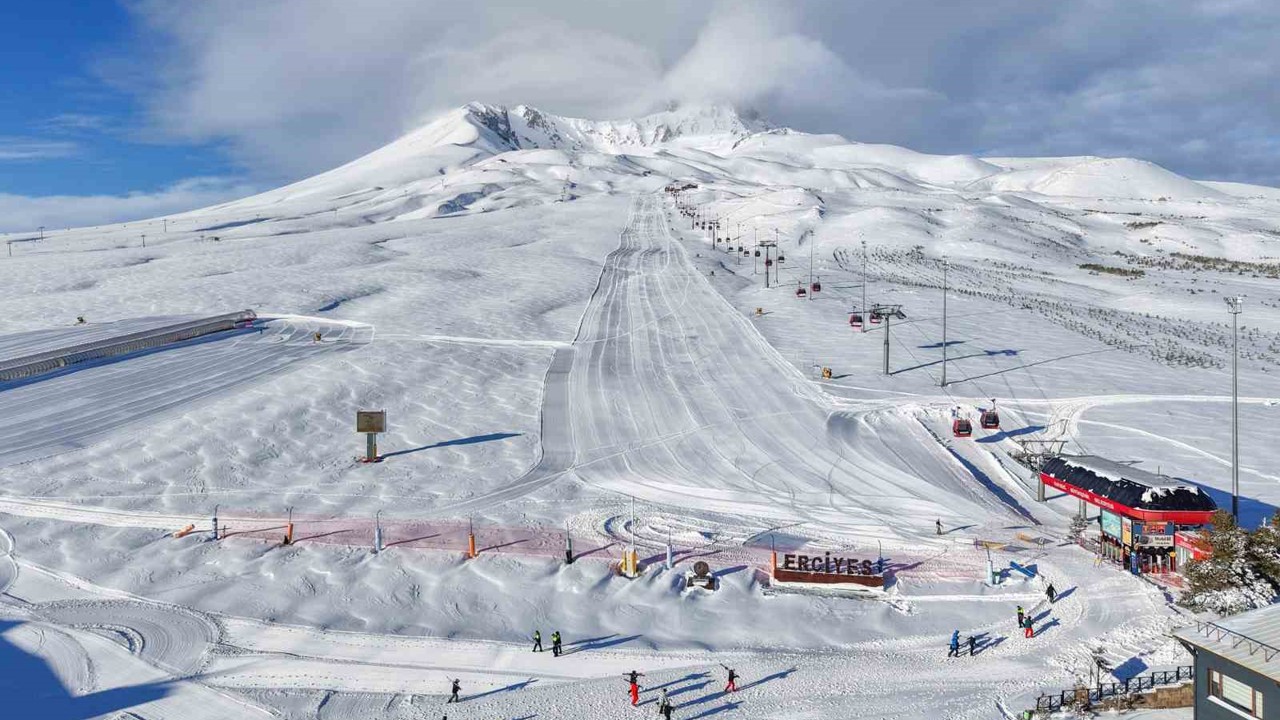 Kar yağışının ardından Erciyes’te kartpostallık görüntüler
