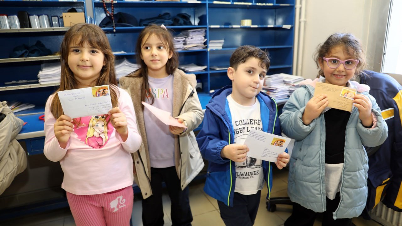 Minik ellerden büyük mutluluk: Anaokulu öğrencileri ilk mektuplarını PTT’ye teslim etti
