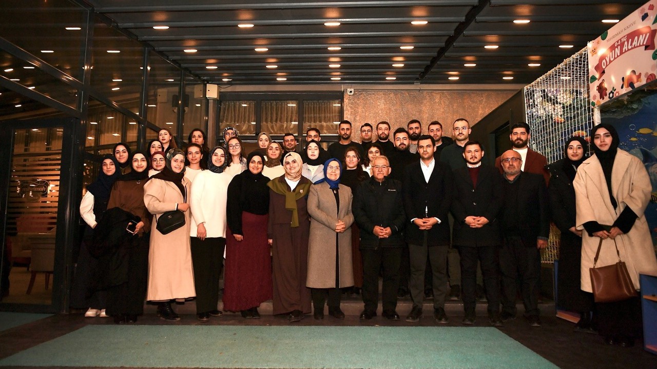 Başkan Büyükkılıç, gençlerle çay kahve eşliğinde sohbet etti
